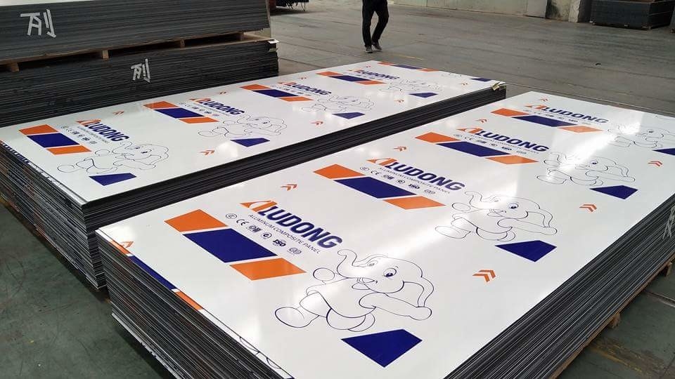 Painel composto de alumínio de alto brilho que protege a sua superfície com revestimento nano-PVDF e tinta autolimpante