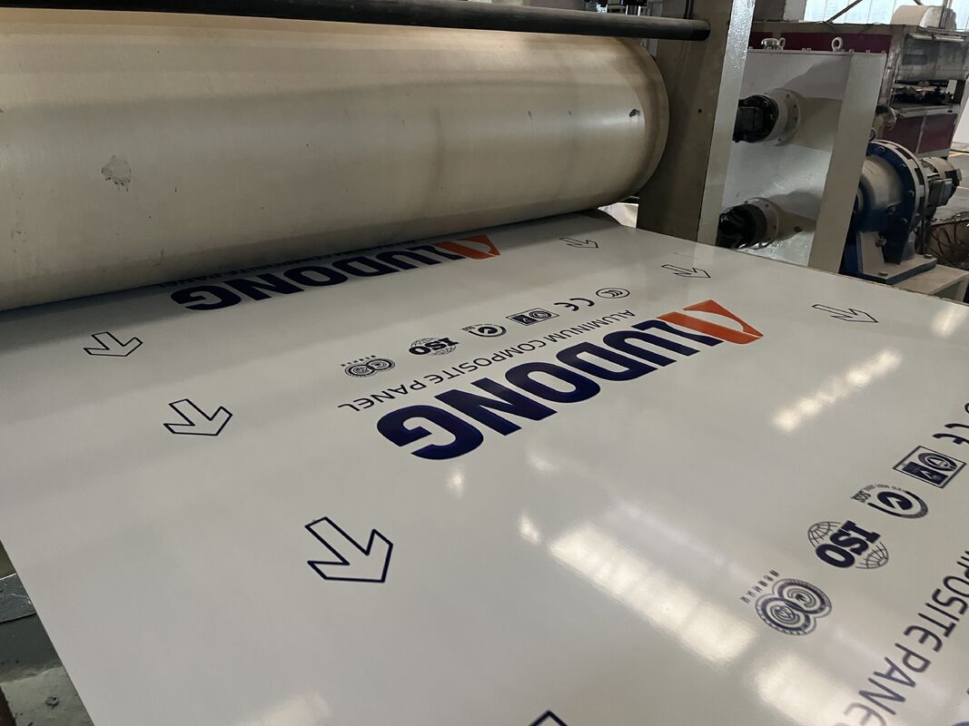 Painel composto de alumínio à prova de fogo revestido PVDF da classe FR A2 ALUDONG com espessura de 4 mm para edifícios