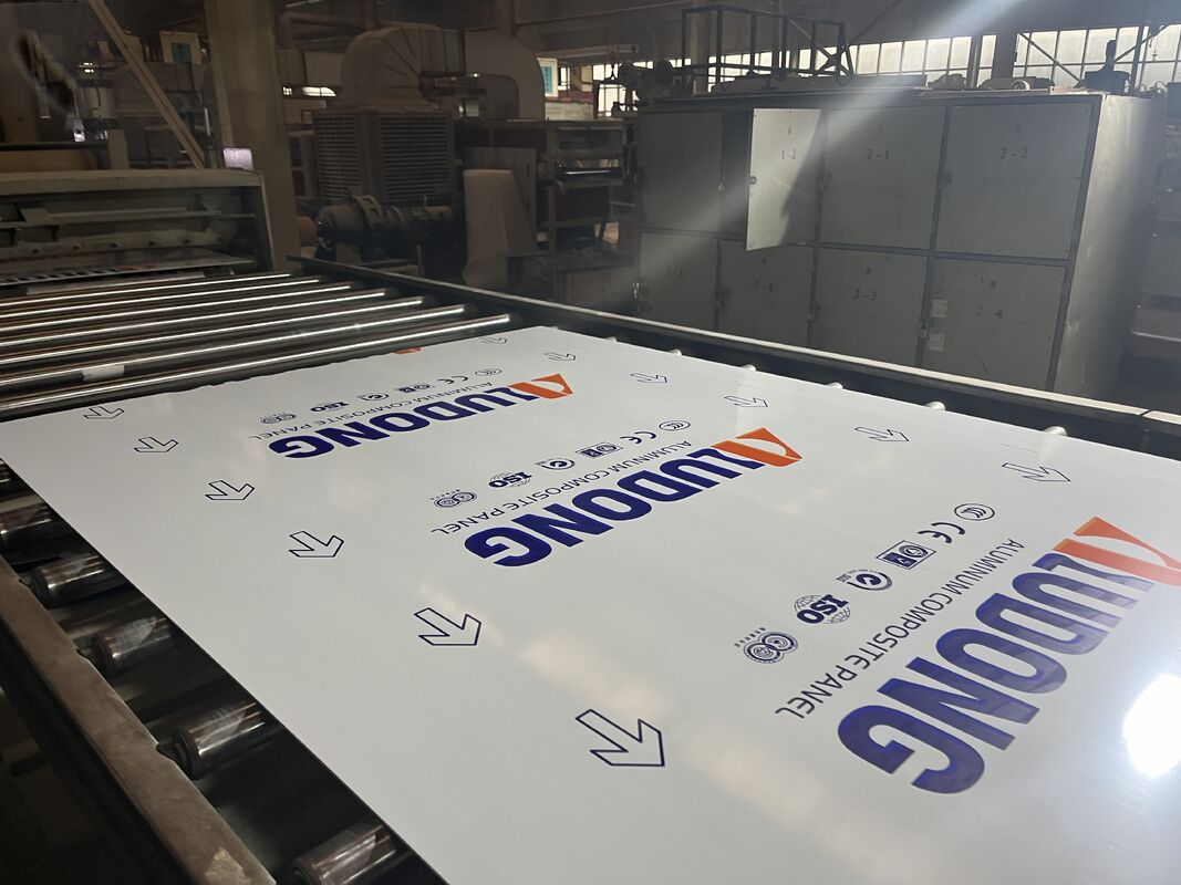 Painel composto de alumínio à prova de fogo revestido PVDF da classe FR A2 ALUDONG com espessura de 4 mm para edifícios