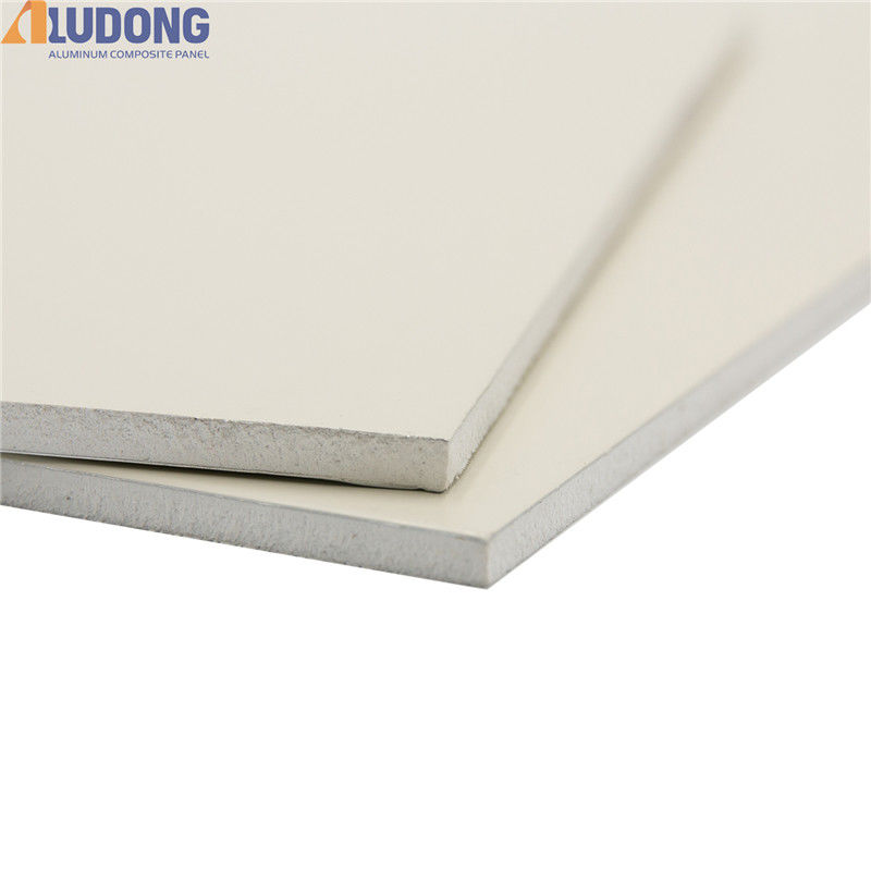 Painel composto de alumínio à prova de fogo A2 4mm, revestimento PVDF, não inflamável para parede cortina grau Alucobond