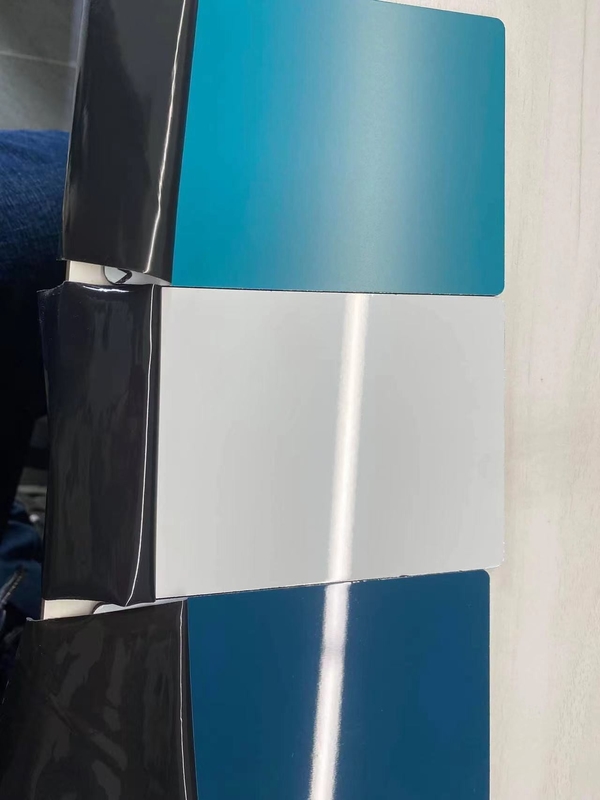 O painel de alumínio composto de alto brilho protege contra a poluição e proporciona uma decoração elegante para edifícios